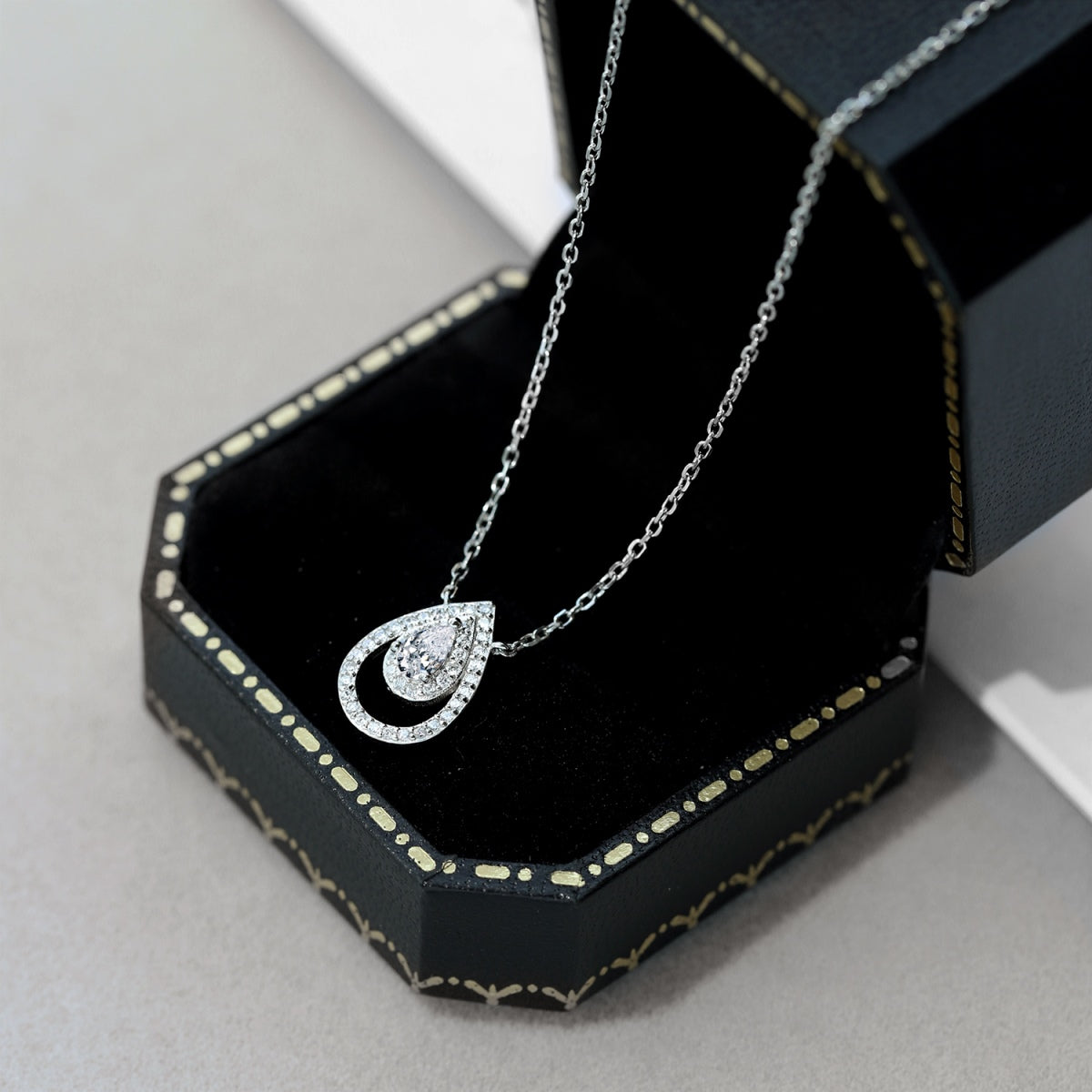 [Windsor Jewelry]Sparkling Pear Cut Necklace