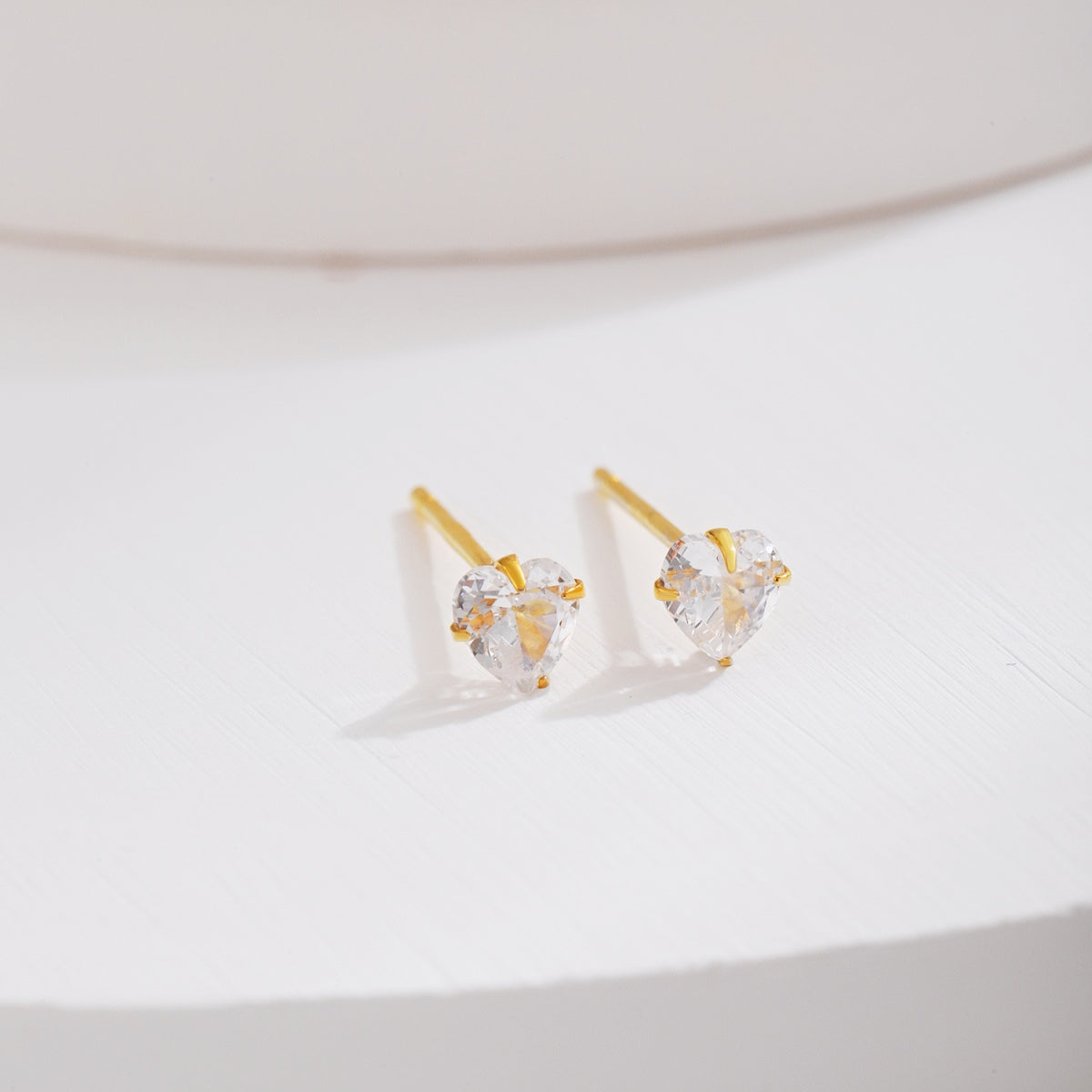 [Windsor Jewelry]Sparkling Heart Shaped Simple Earrings