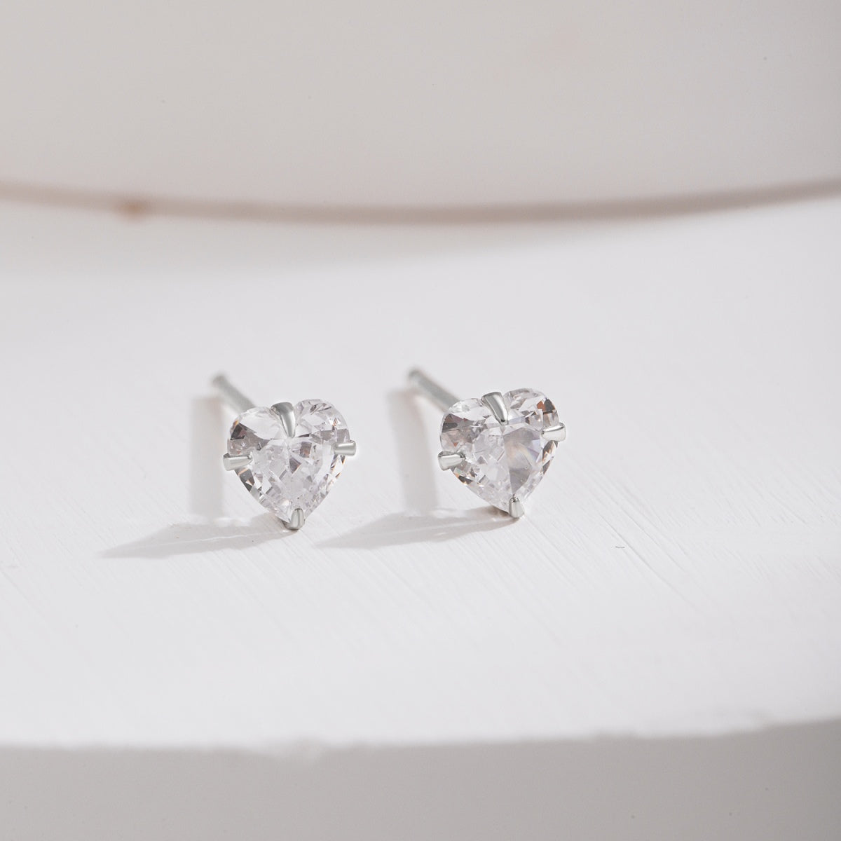 [Windsor Jewelry]Sparkling Heart Shaped Simple Earrings