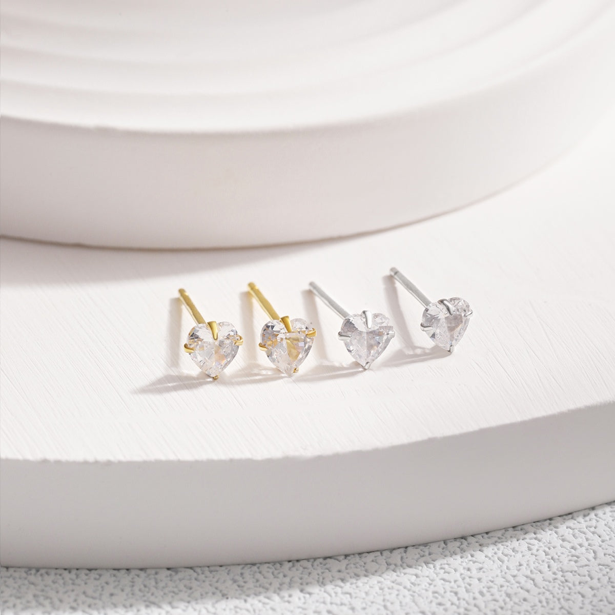 [Windsor Jewelry]Sparkling Heart Shaped Simple Earrings