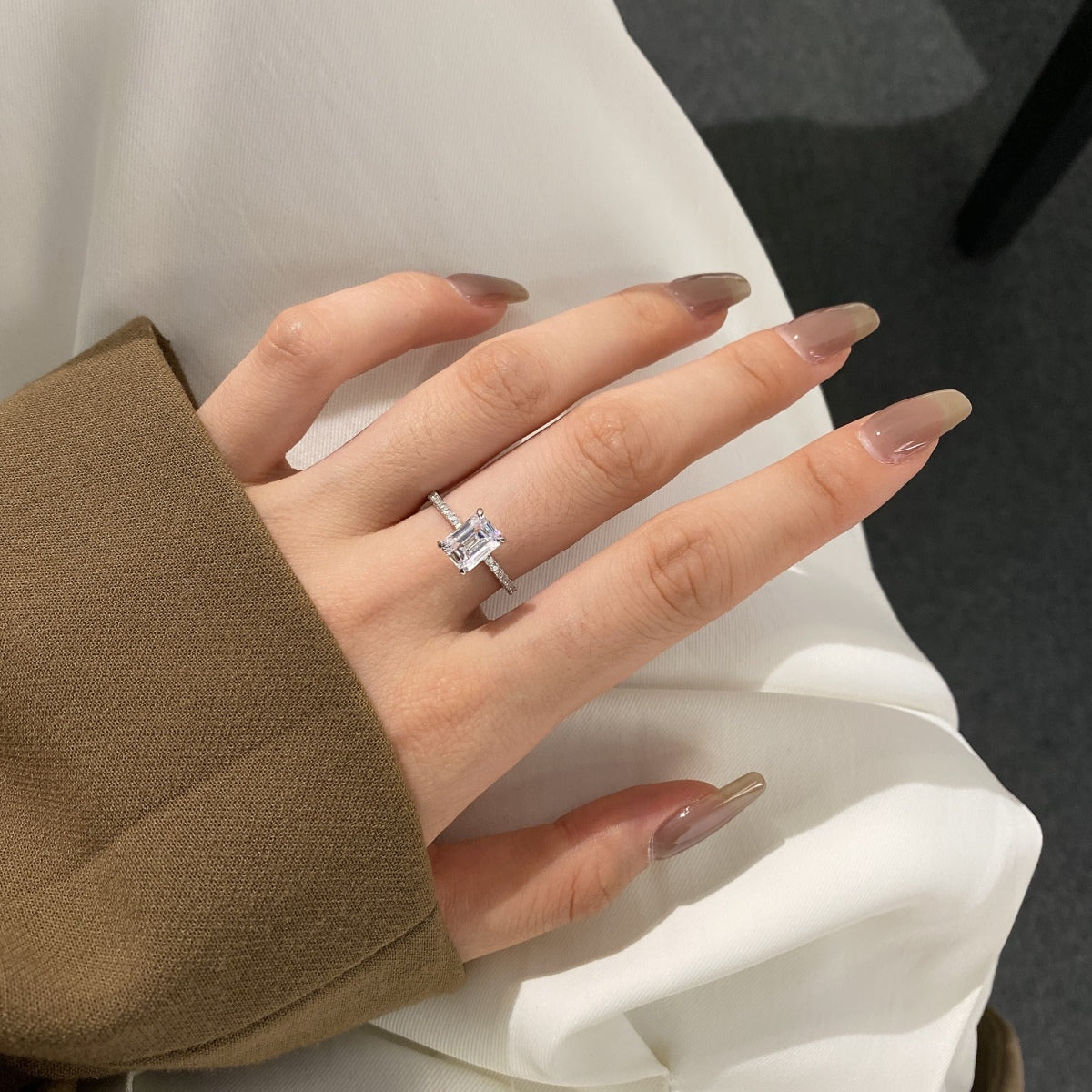 [Windsor Jewelry]2.0 Carat Scintillating Ornate Radiant Cut Party Ring