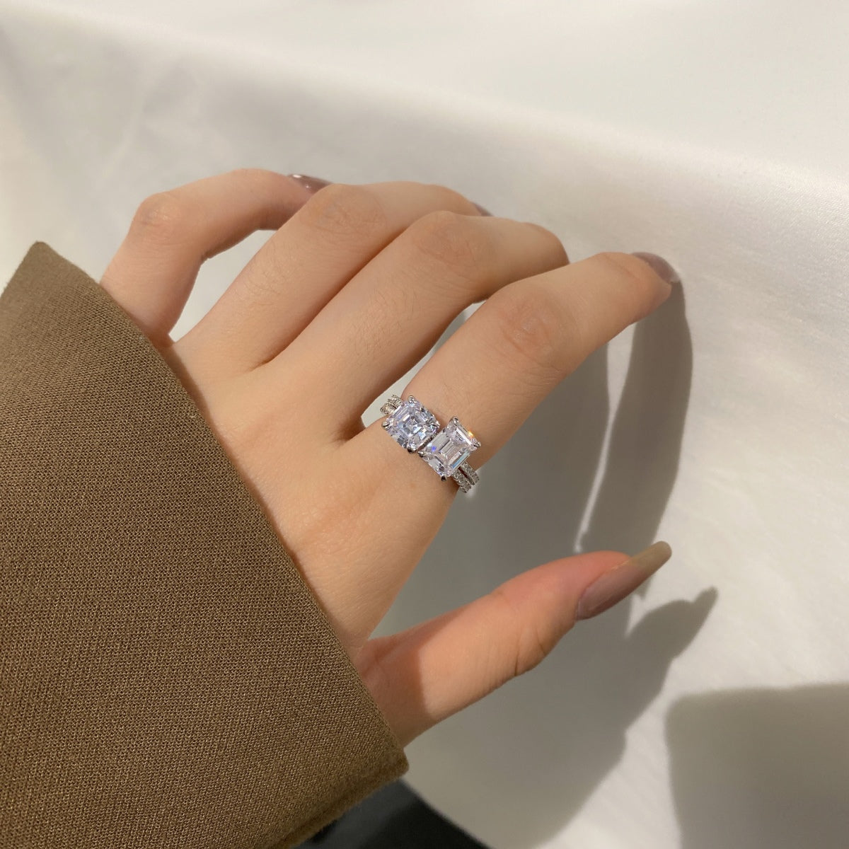 [Windsor Jewelry]2.0 Carat Scintillating Ornate Radiant Cut Party Ring