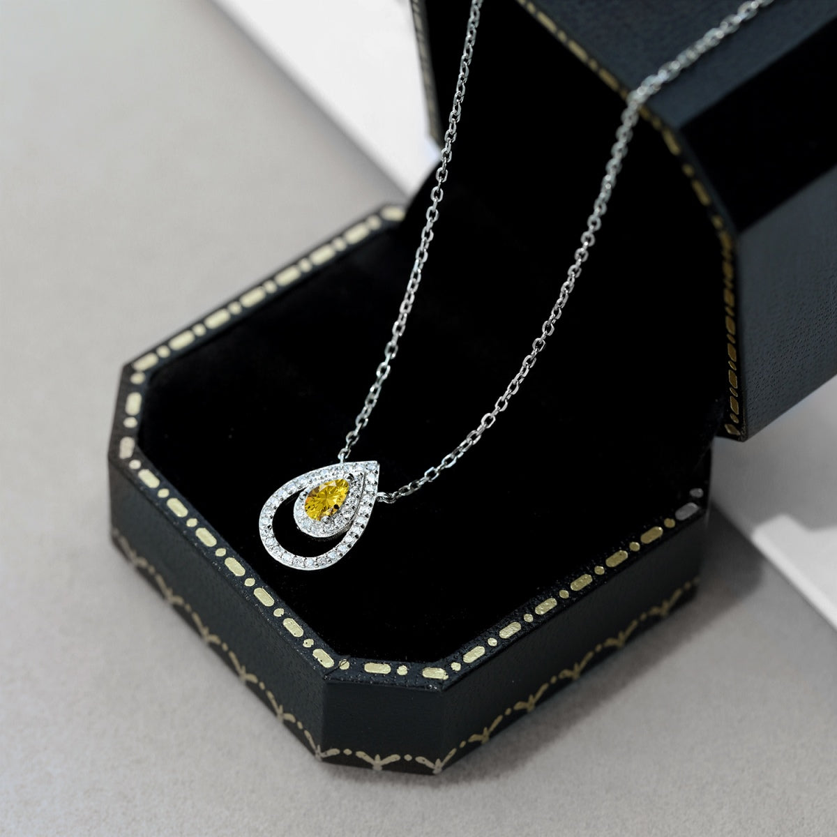 [Windsor Jewelry]Sparkling Pear Cut Necklace