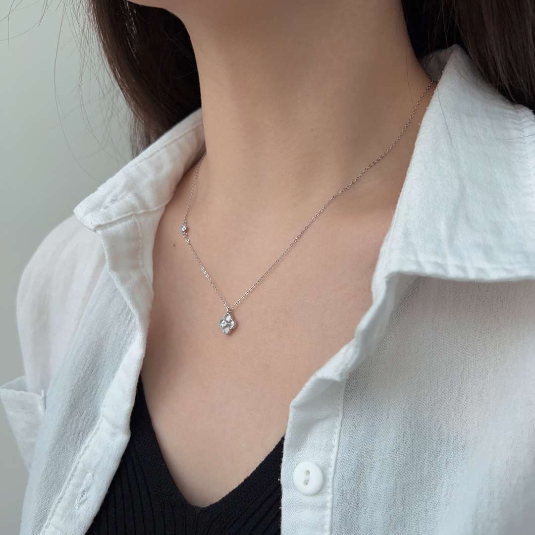 [Windsor Jewelry]Delicate Flower Shape Necklace