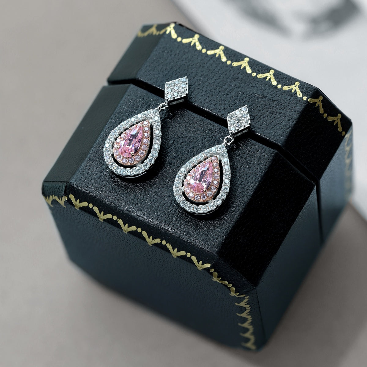 [Windsor Jewelry]Ornate Delicate Water Drop Shape Banquet Earrings