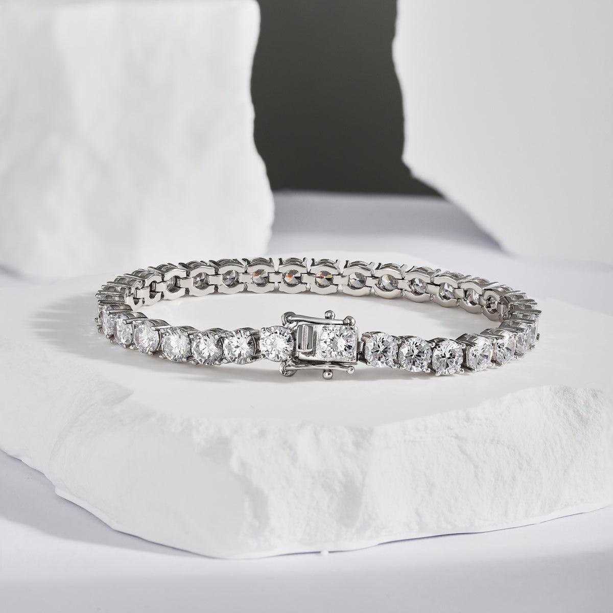 [Windsor Jewelry]Ornate Sparkling Round Cut Wedding Bracelet