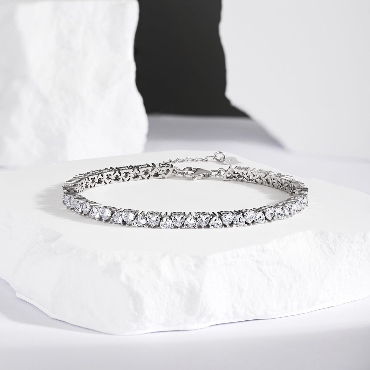 [Windsor Jewelry]Dazzling Romantic Heart Shape Lover Bracelet