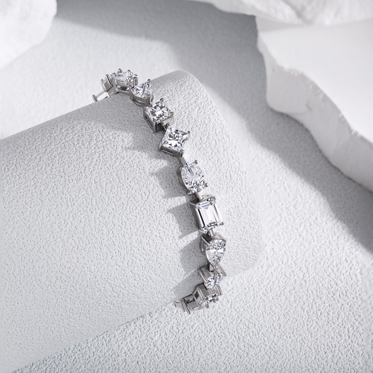 [Windsor Jewelry]Unique Exquisite Multi Cut Daily Bracelet