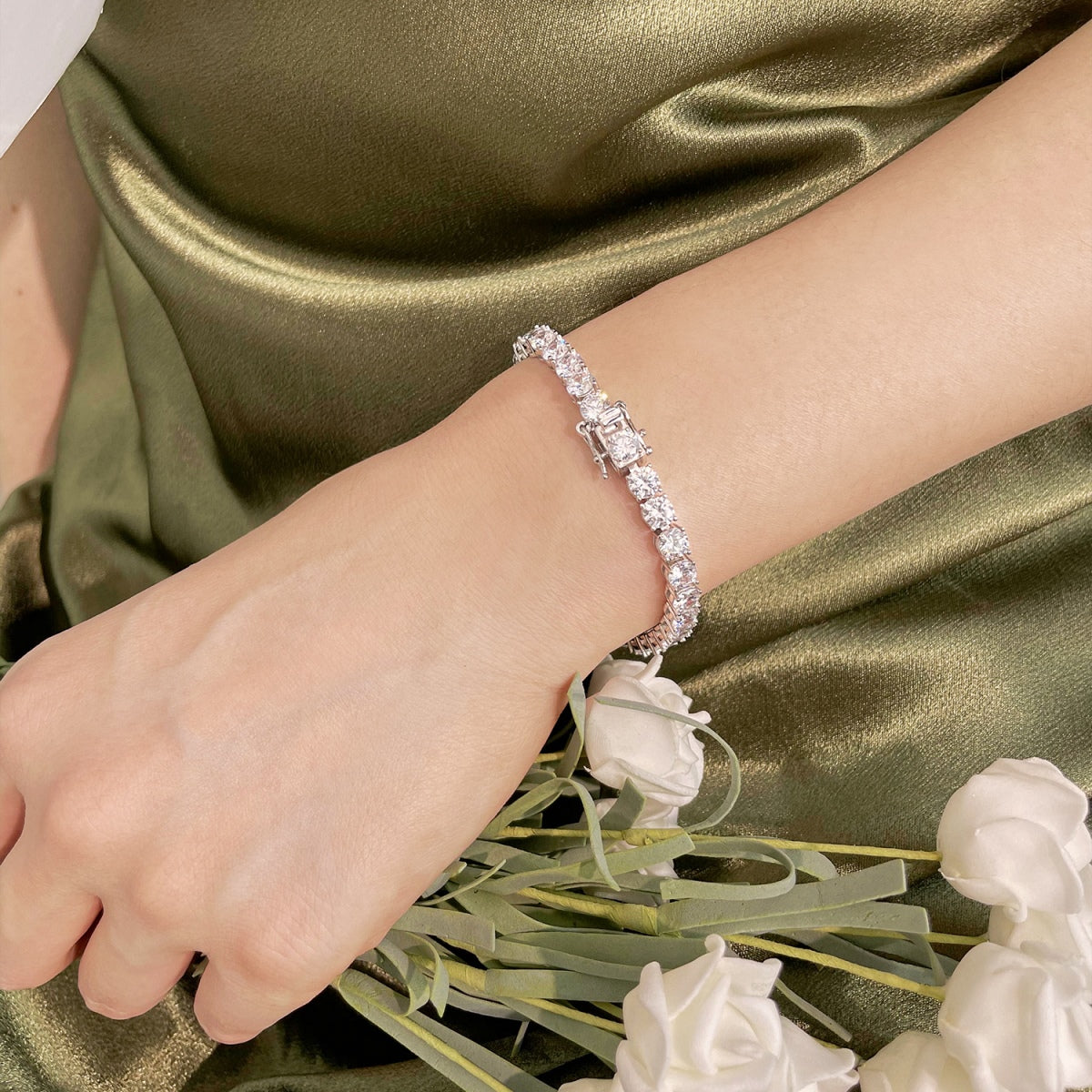 [Windsor Jewelry]Ornate Sparkling Round Cut Wedding Bracelet