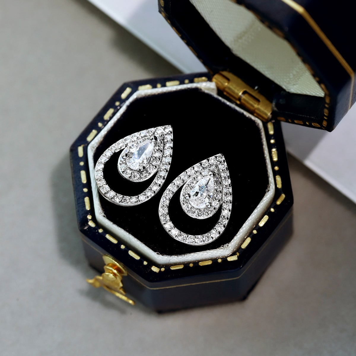 [Windsor Jewelry]Sparkling Delicate Water Drop Shape Daily Earrings