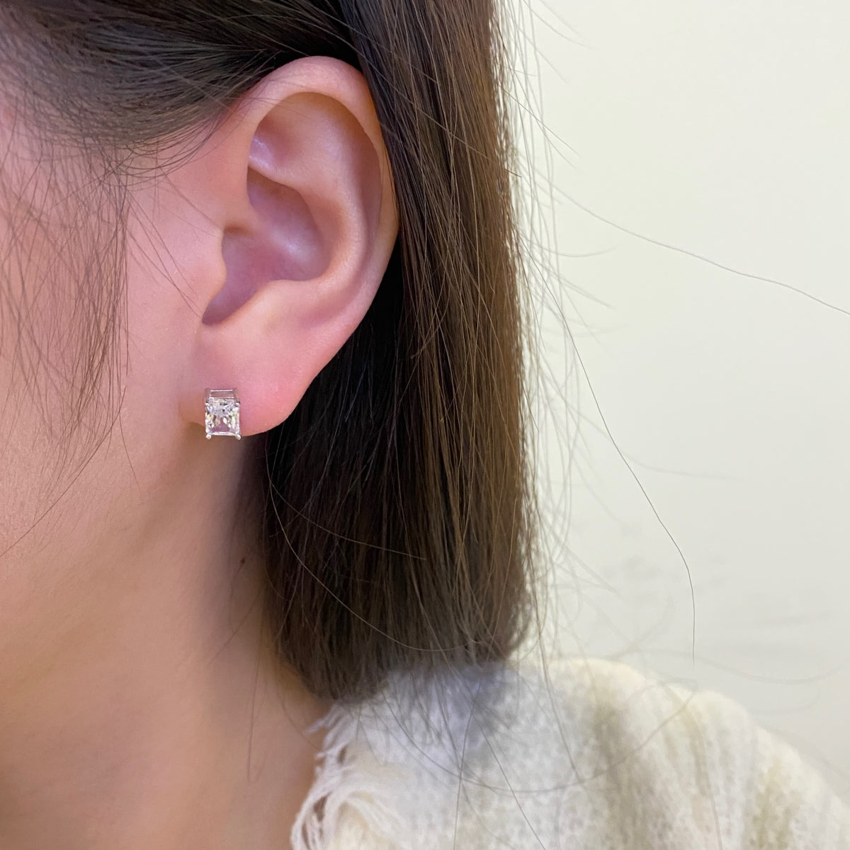 [Windsor Jewelry]Stylish Shiny Rectangular Center Stone Stud Earrings