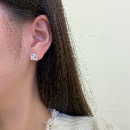 [Windsor Jewelry]Stylish Shiny Square Center Stone Stud Earrings
