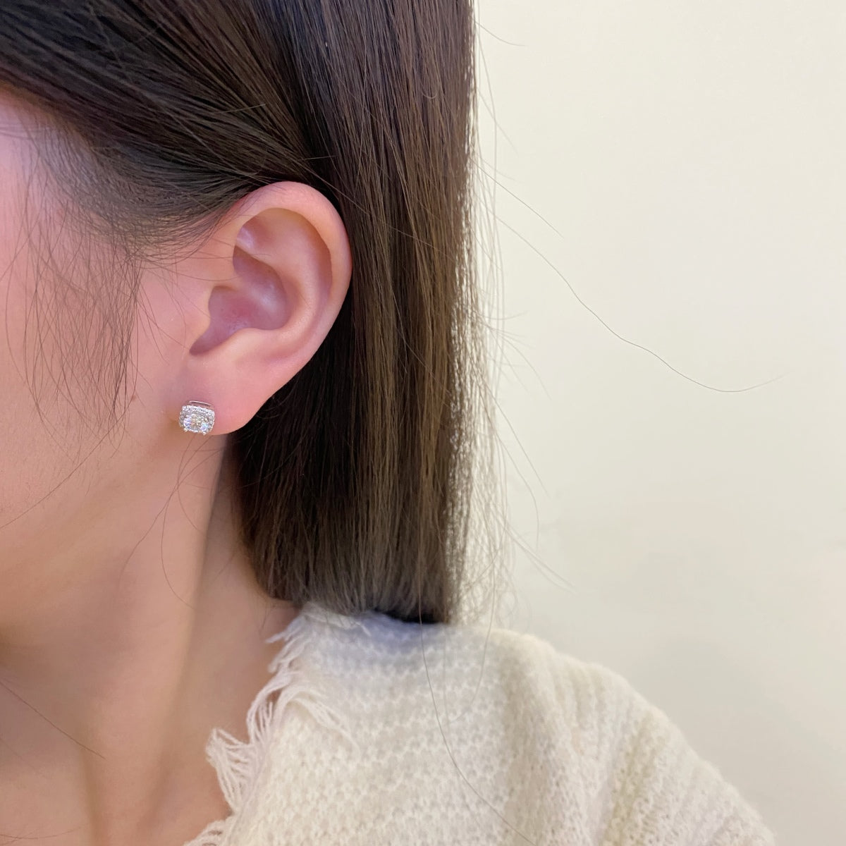 [Windsor Jewelry]Classic Round Center Stone Stud Earrings