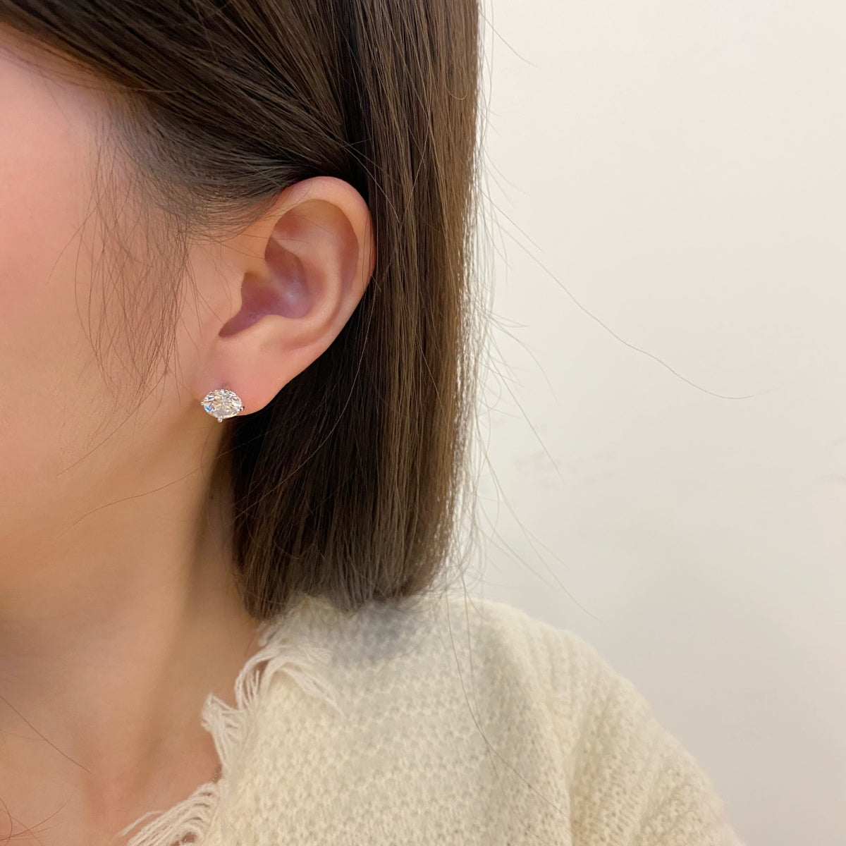 [Windsor Jewelry]Stylish Shiny Round Center Stone Stud Earrings