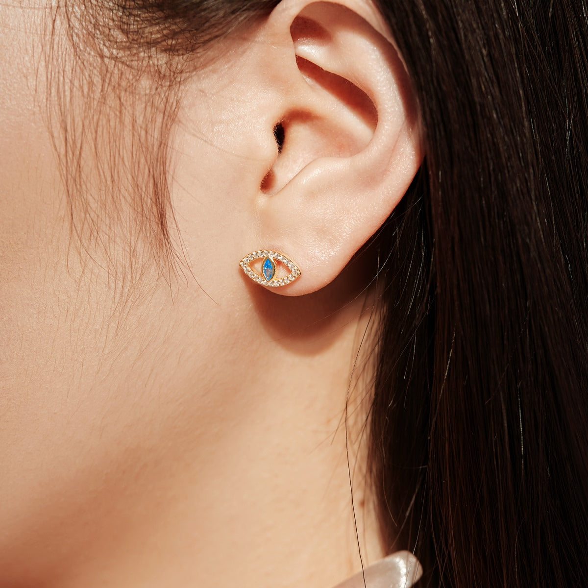 [Windsor Jewelry]Blue Devil Eyes Hollow Stud Earrings