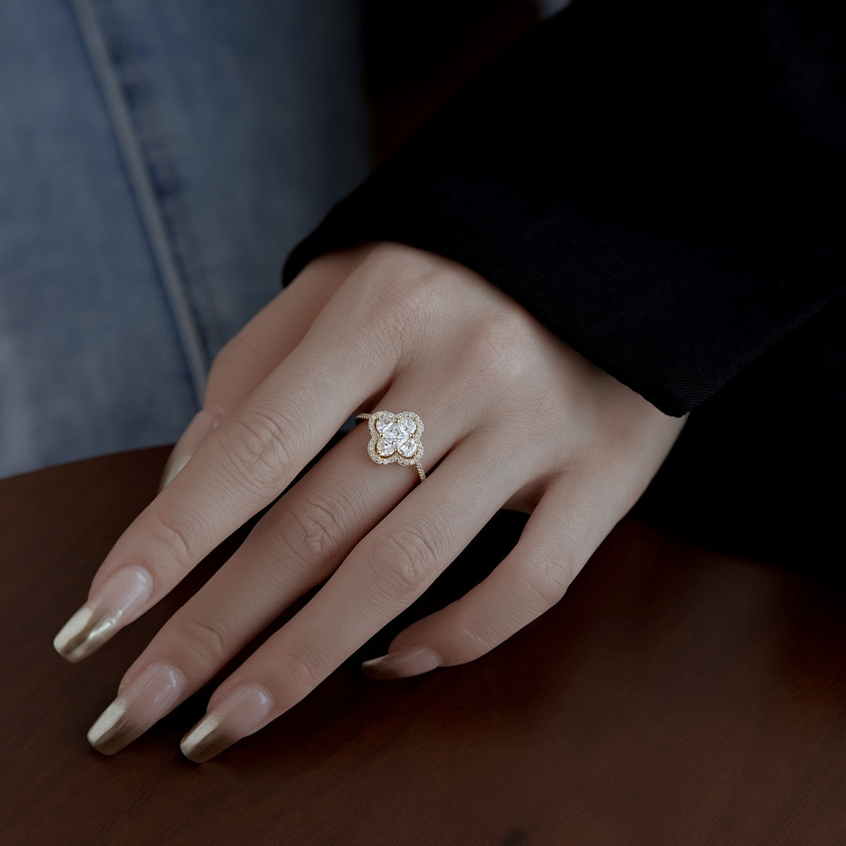 [Windsor Jewelry]Luxurious Eternity Flower Shape Banquet Ring