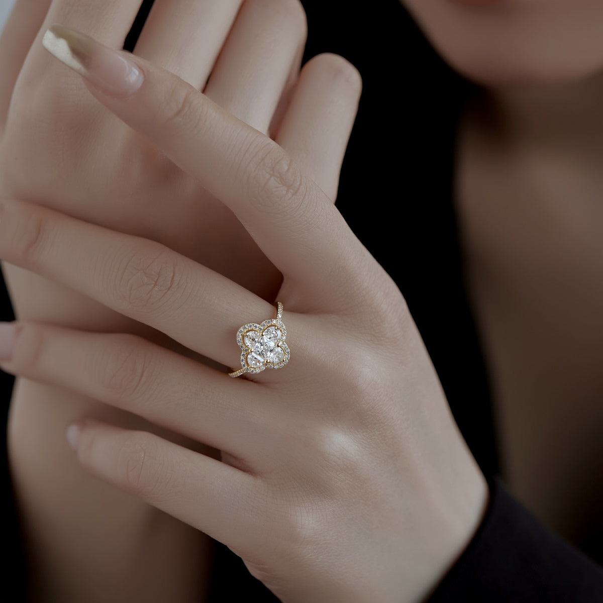 [Windsor Jewelry]Luxurious Eternity Flower Shape Banquet Ring