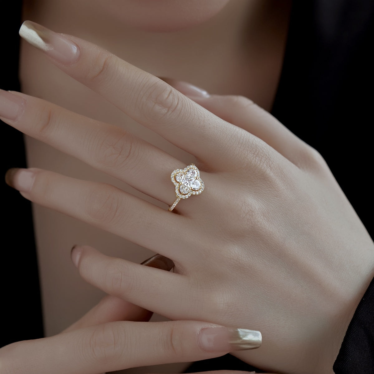 [Windsor Jewelry]Luxurious Eternity Flower Shape Banquet Ring