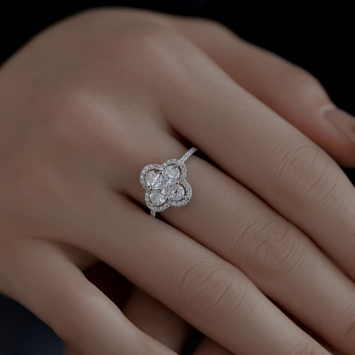 [Windsor Jewelry]Luxurious Eternity Flower Shape Banquet Ring