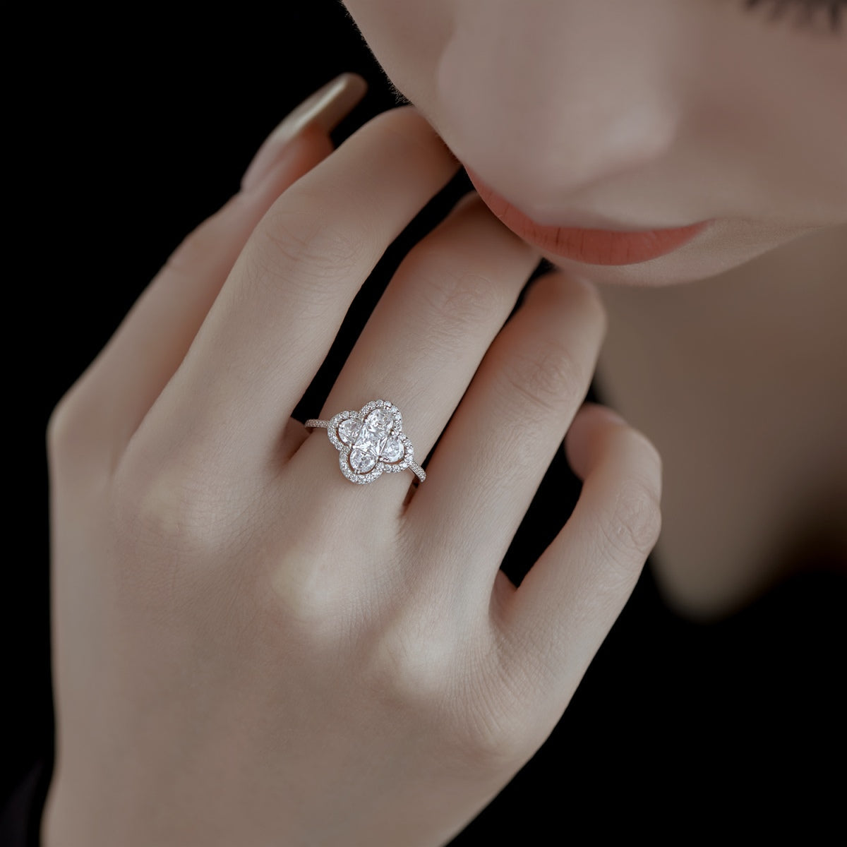 [Windsor Jewelry]Luxurious Eternity Flower Shape Banquet Ring