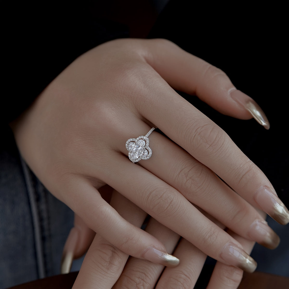 [Windsor Jewelry]Luxurious Eternity Flower Shape Banquet Ring
