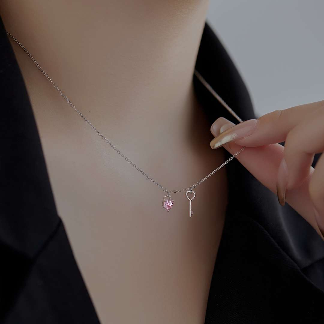 [Windsor Jewelry]Unique Heart Shape Key Pendent Necklace