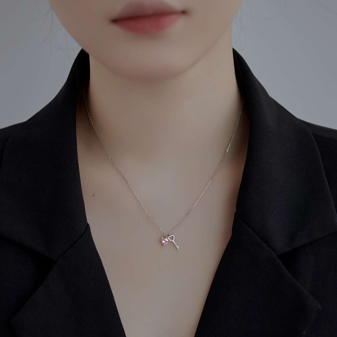 [Windsor Jewelry]Unique Heart Shape Key Pendent Necklace