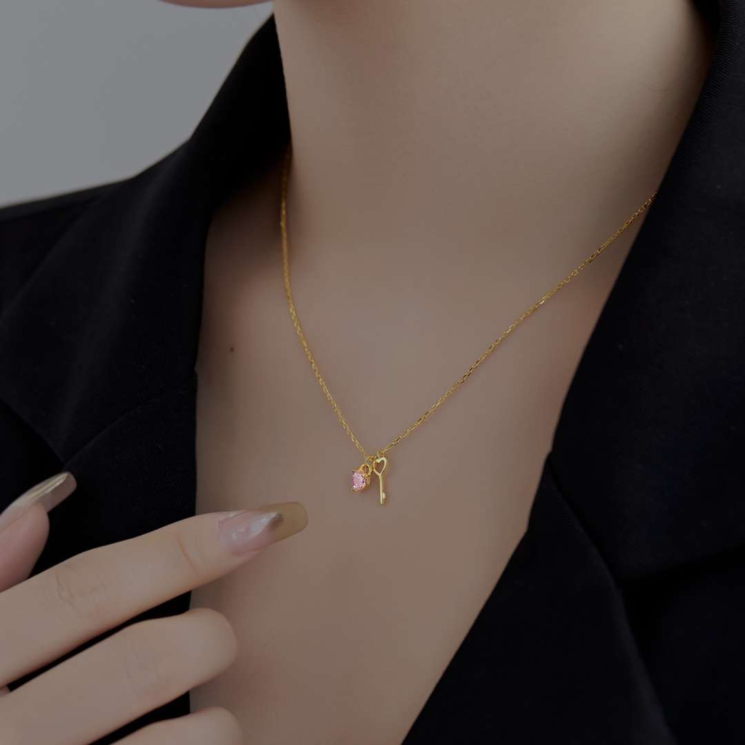 [Windsor Jewelry]Unique Heart Shape Key Pendent Necklace