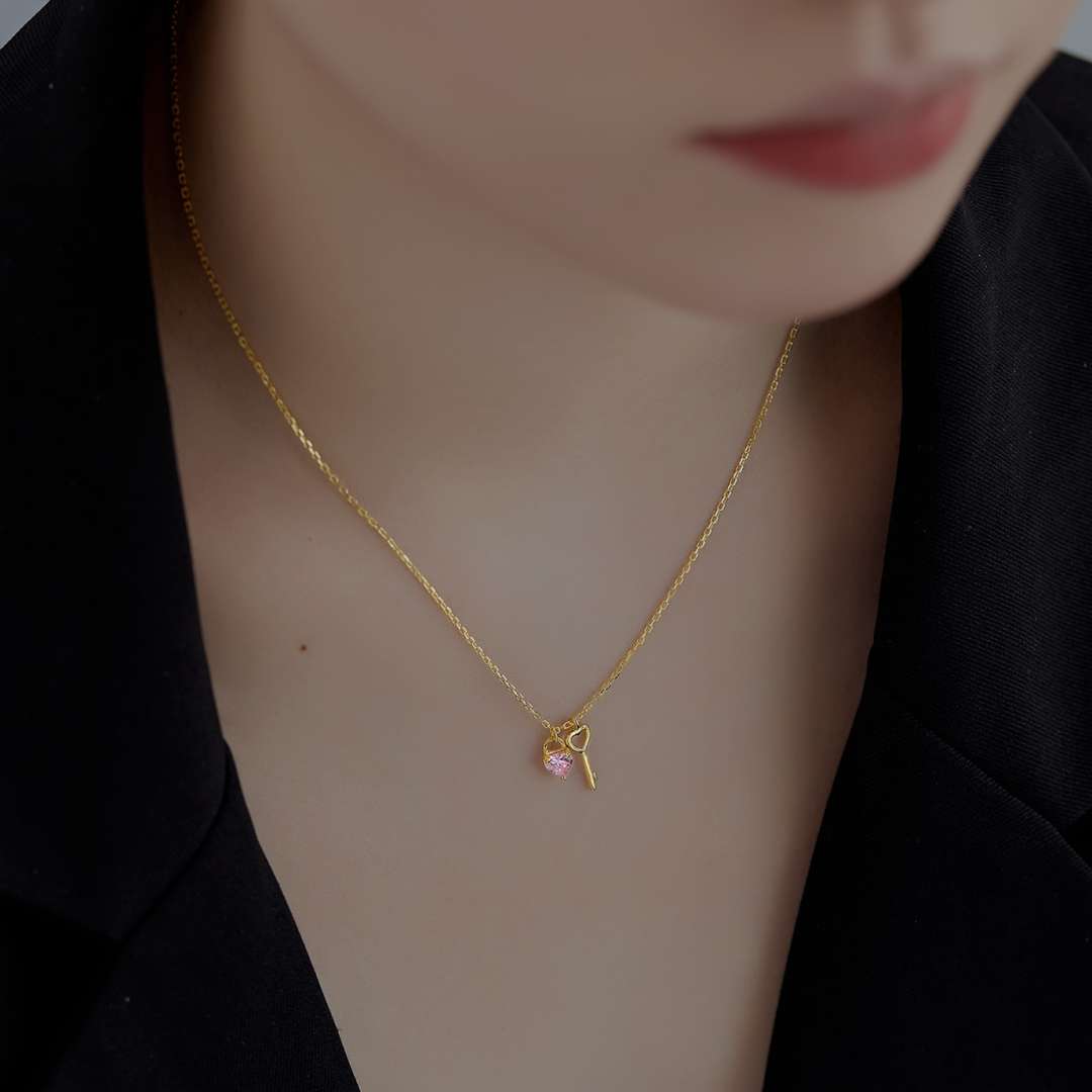 [Windsor Jewelry]Unique Heart Shape Key Pendent Necklace