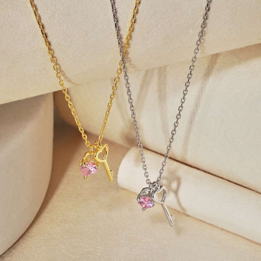 [Windsor Jewelry]Unique Heart Shape Key Pendent Necklace