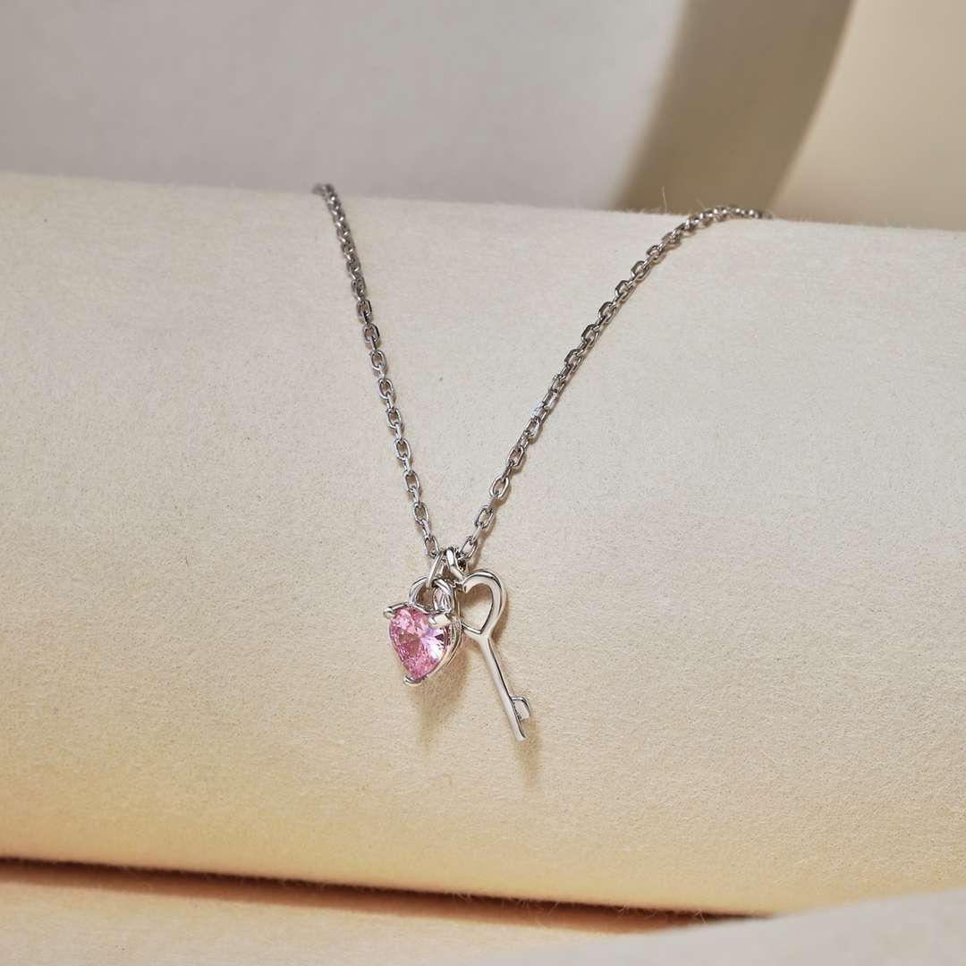 [Windsor Jewelry]Unique Heart Shape Key Pendent Necklace