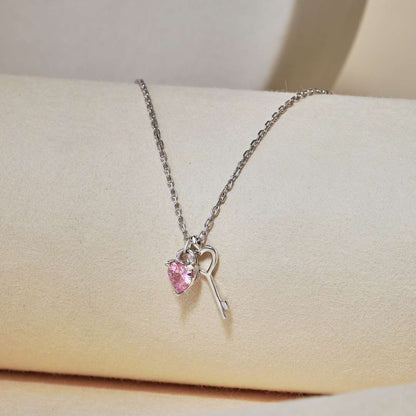 [Windsor Jewelry]Unique Heart Shape Key Pendent Necklace