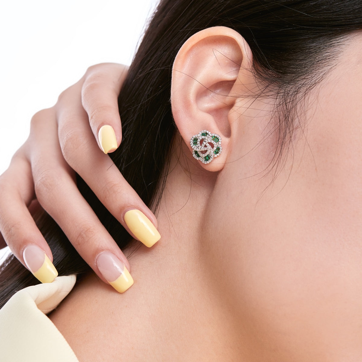 [Windsor Jewelry]Exquisite Flower Shape Daily Earrings