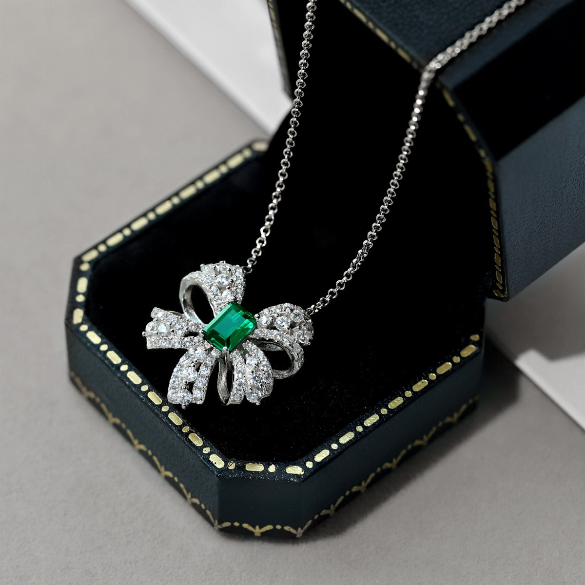 [Windsor Jewelry]Luxurious Flower Shape Emerald Cut Necklace