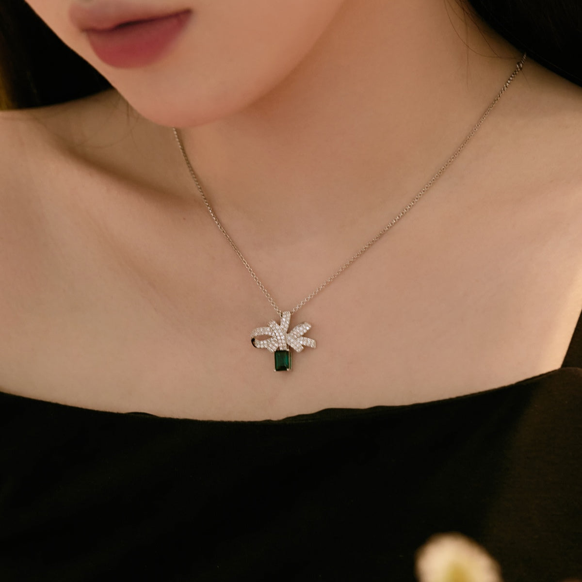 [Windsor Jewelry]Luxurious Flower Shape Emerald Cut Necklace