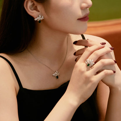 [Windsor Jewelry]Luxurious Flower Shape Emerald Cut Necklace