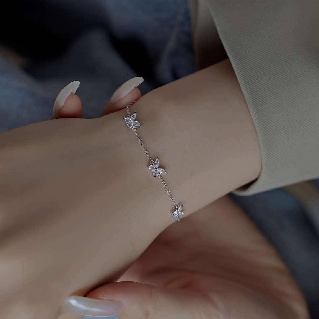 [Windsor Jewelry]Radiant Butterfly Shape Necklace