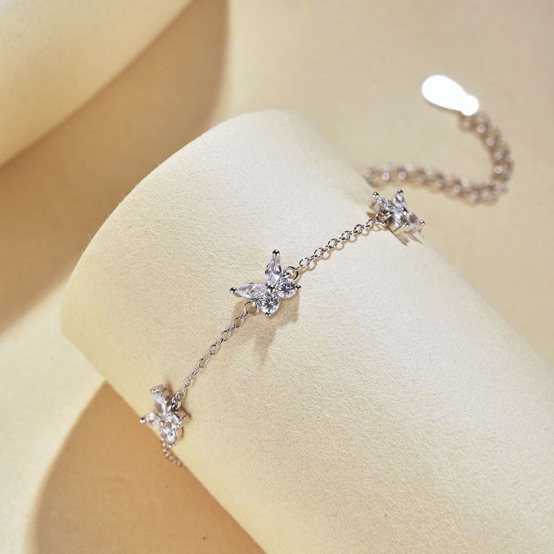 [Windsor Jewelry]Radiant Butterfly Shape Necklace