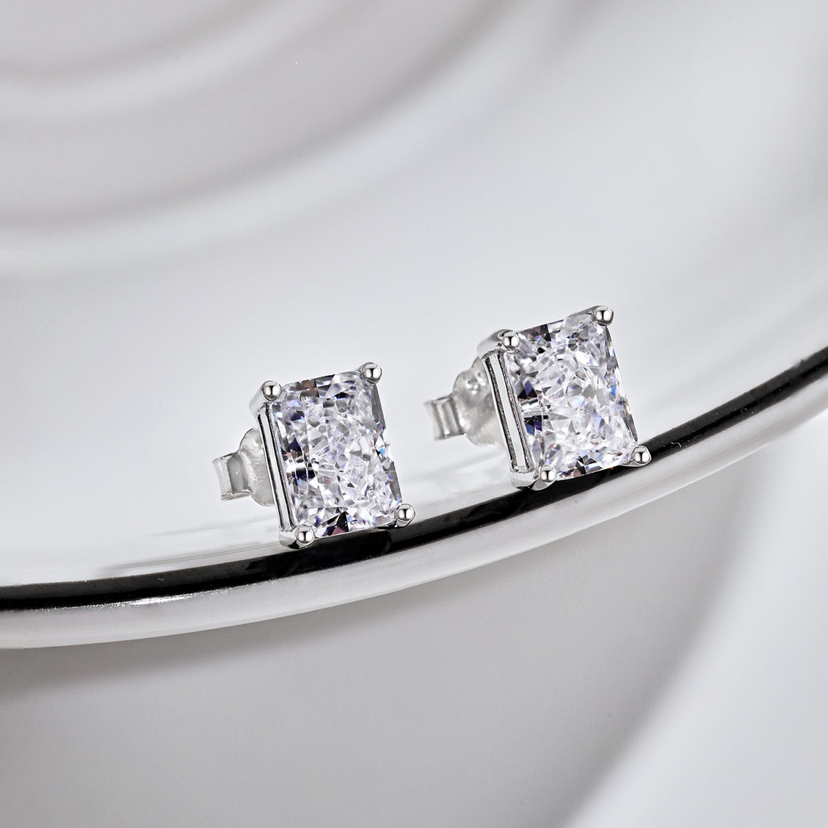 [Windsor Jewelry]Radiant Luxurious Princess Cut Daily Earrings