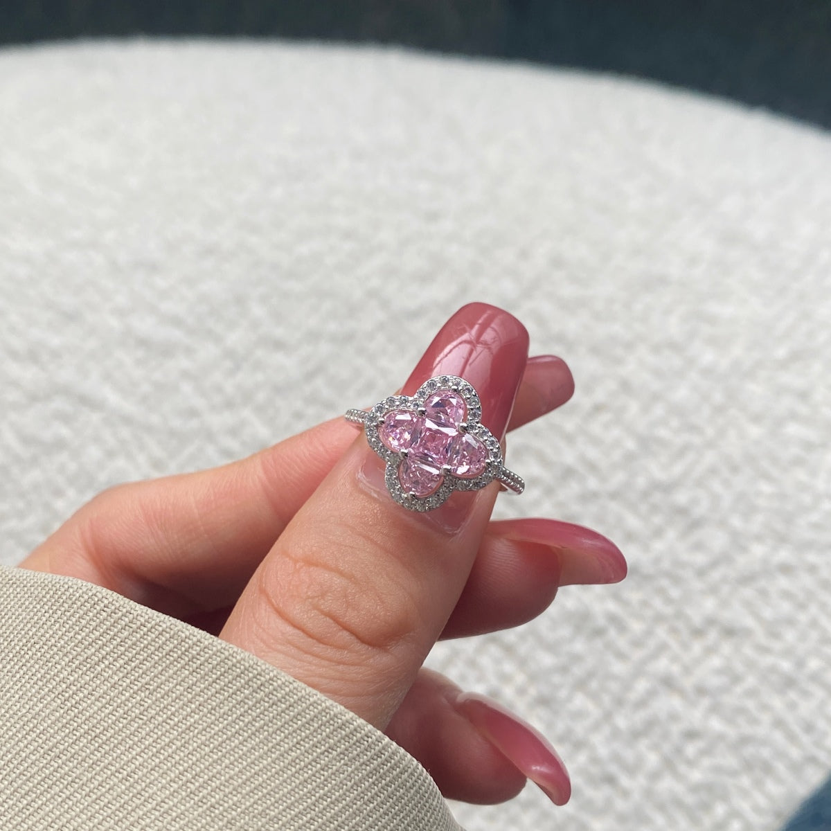 [Windsor Jewelry]Luxurious Eternity Flower Shape Banquet Ring