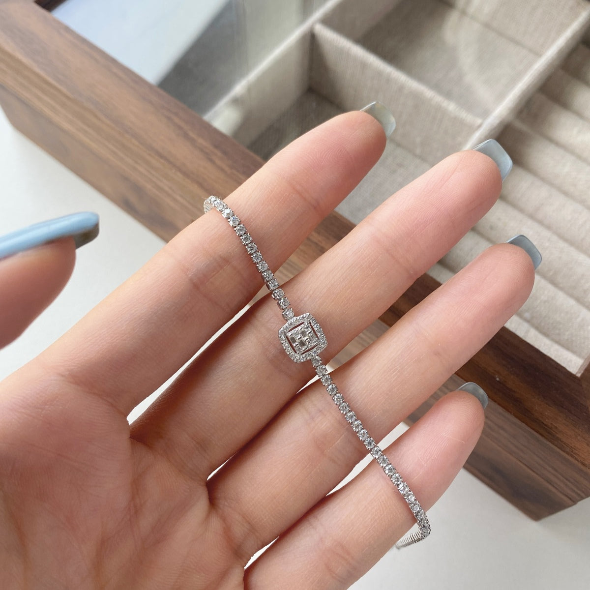 [Windsor Jewelry]Luxurious Dazzling Square Shape Banquet Bracelet