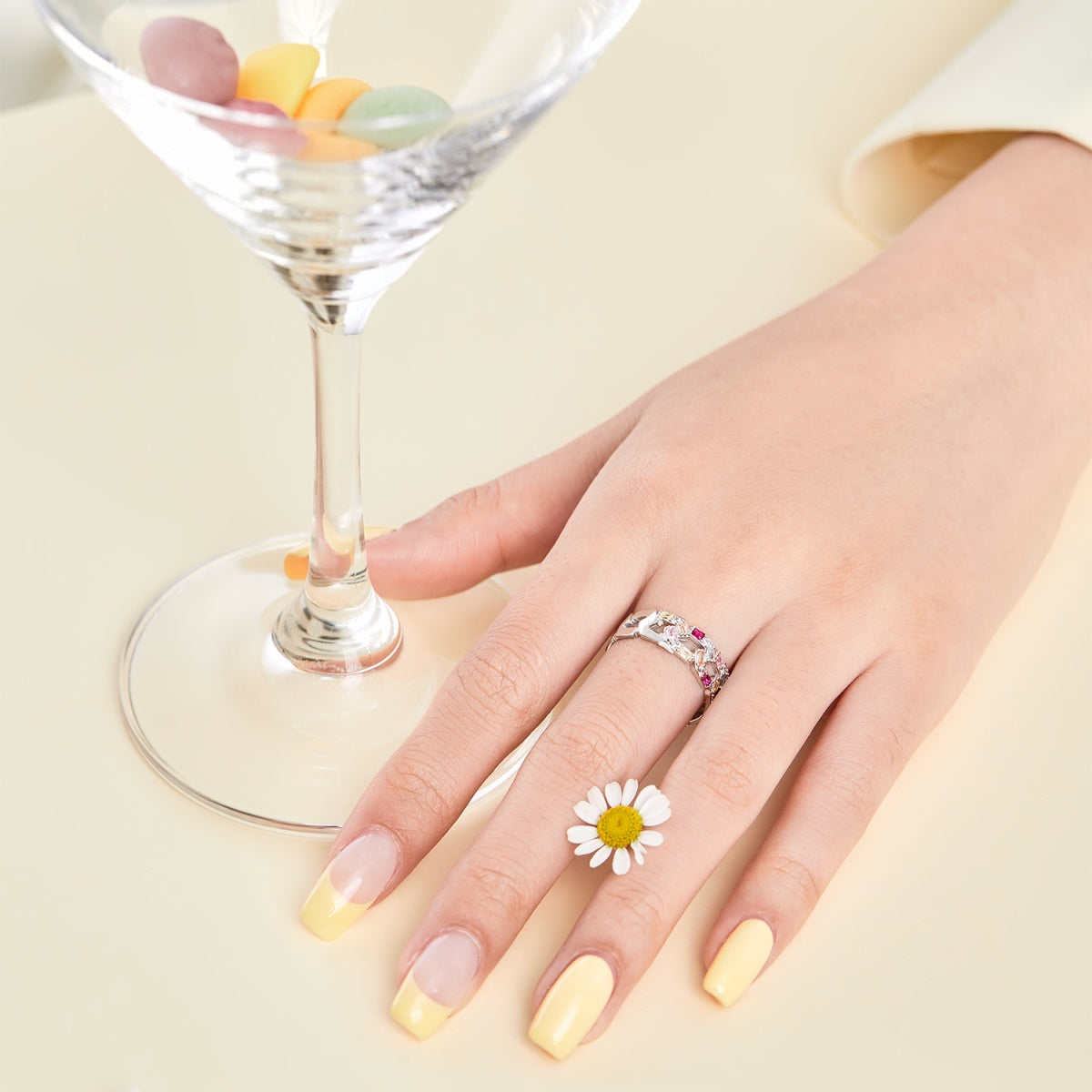 [Windsor Jewelry]Sparkling Vibrant Emerald Cut Daily Ring