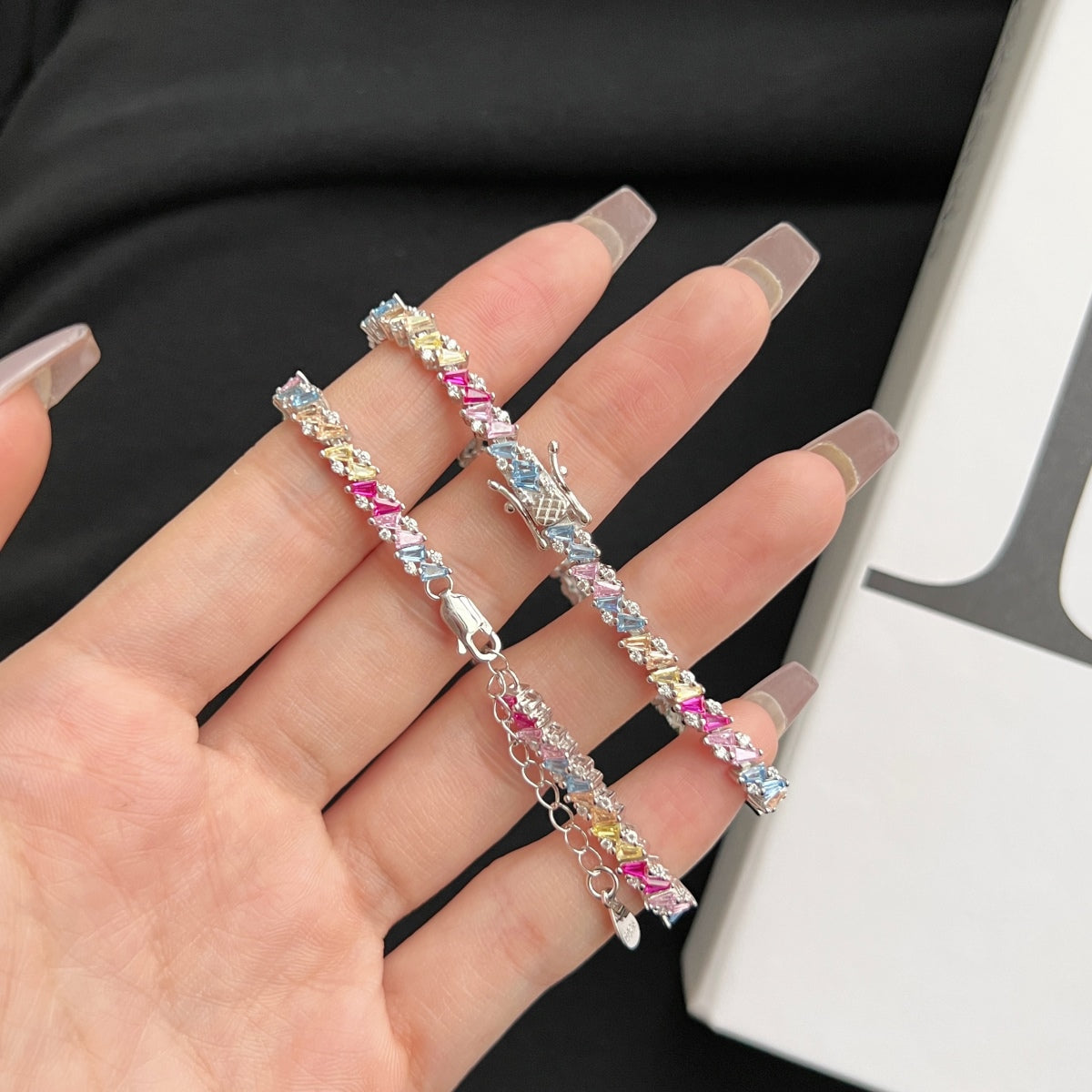 [Windsor Jewelry]Ornate Sparkling Multi Cut Party Bracelet