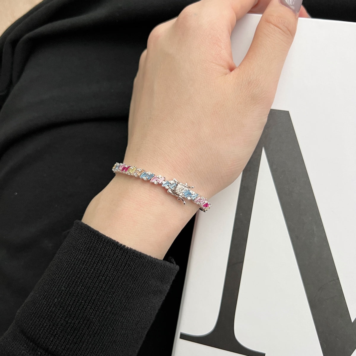 [Windsor Jewelry]Ornate Sparkling Multi Cut Party Bracelet