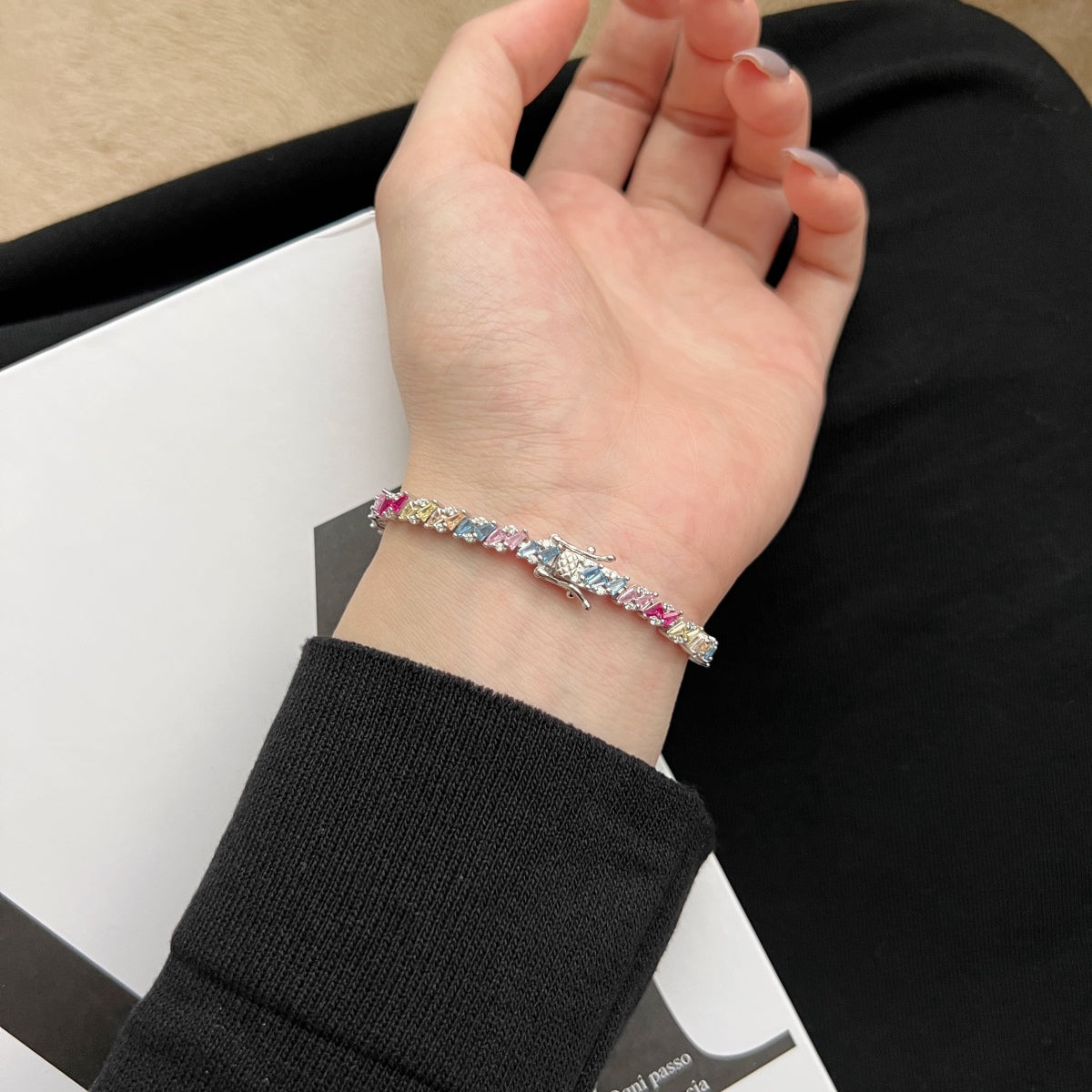 [Windsor Jewelry]Ornate Sparkling Multi Cut Party Bracelet
