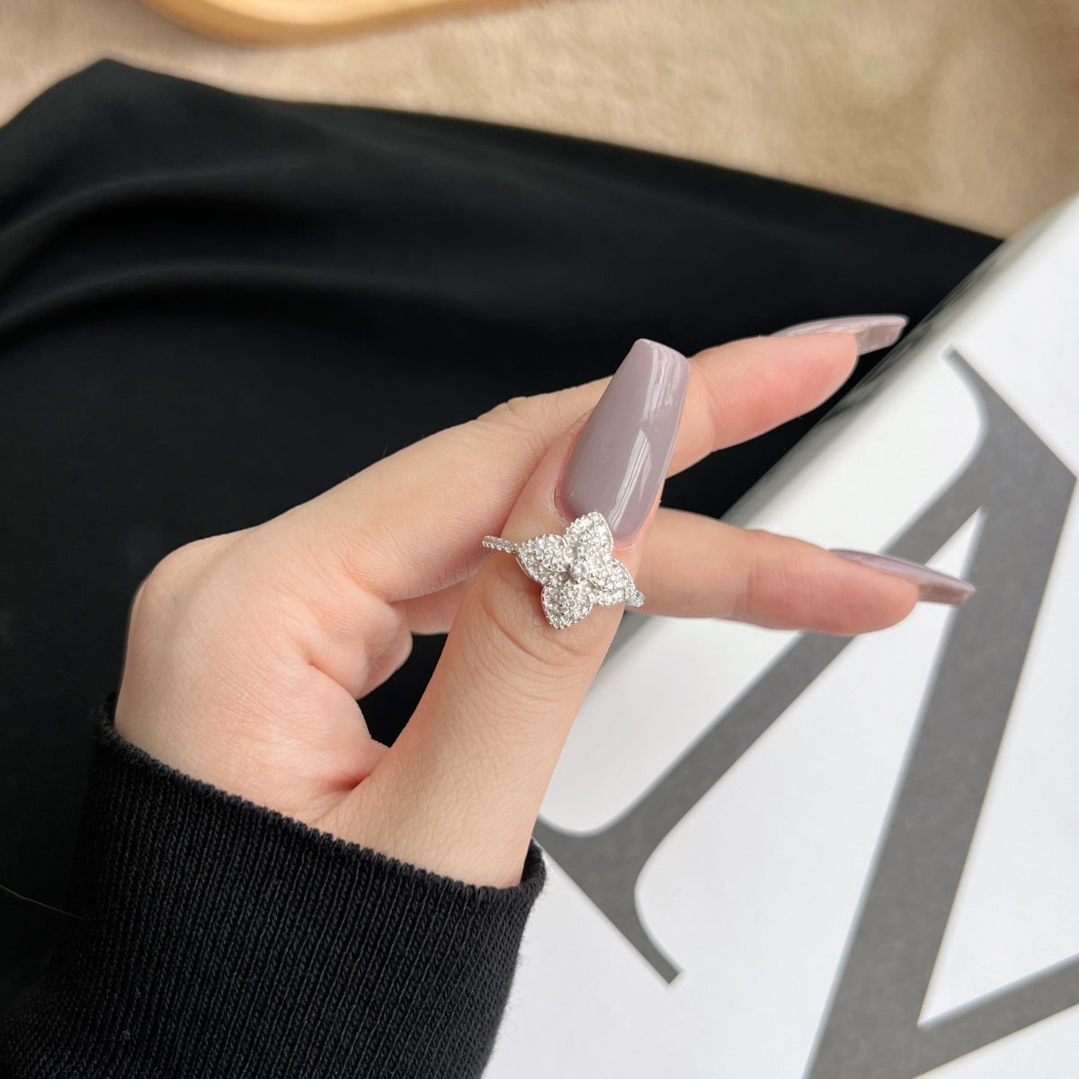 [Windsor Jewelry]Luxurious Colorful Flower Shape Banquet Ring