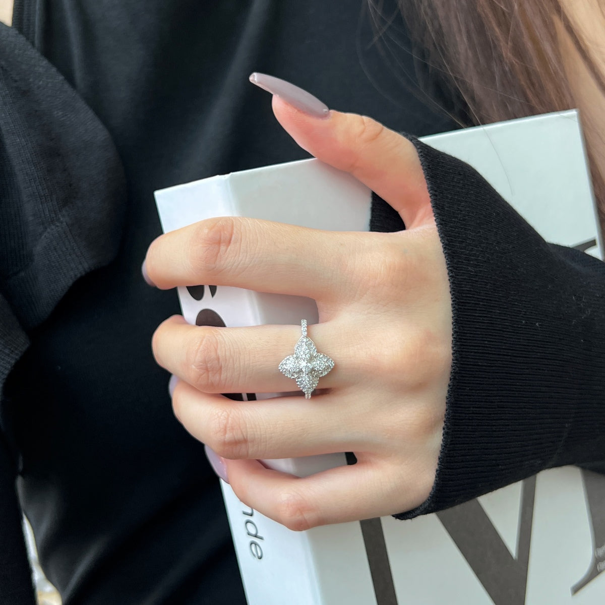 [Windsor Jewelry]Luxurious Colorful Flower Shape Banquet Ring
