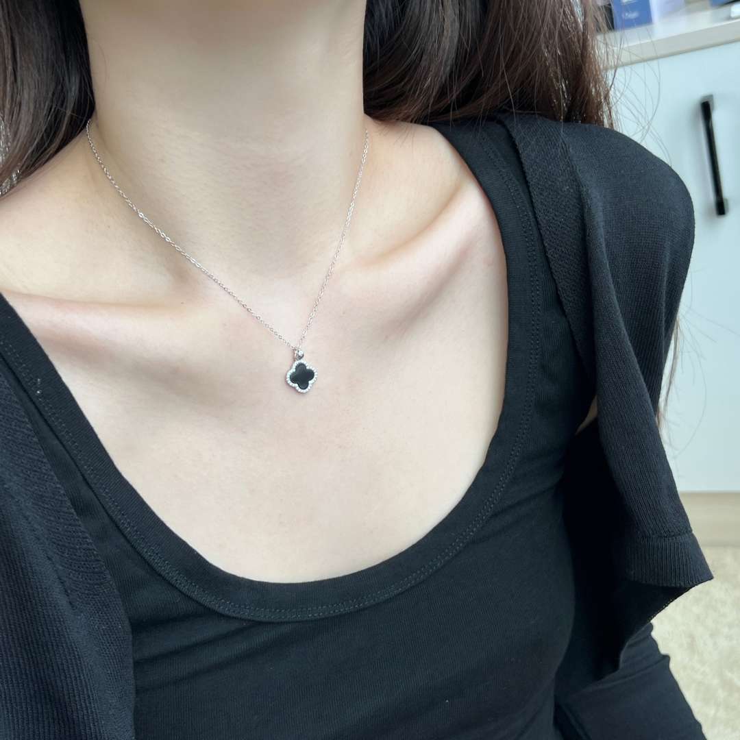 [Windsor Jewelry]Dainty Flower Shape Necklace