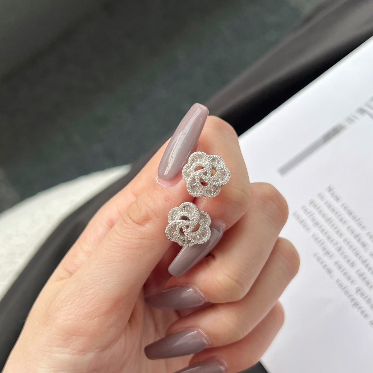 [Windsor Jewelry]Exquisite Flower Shape Daily Earrings