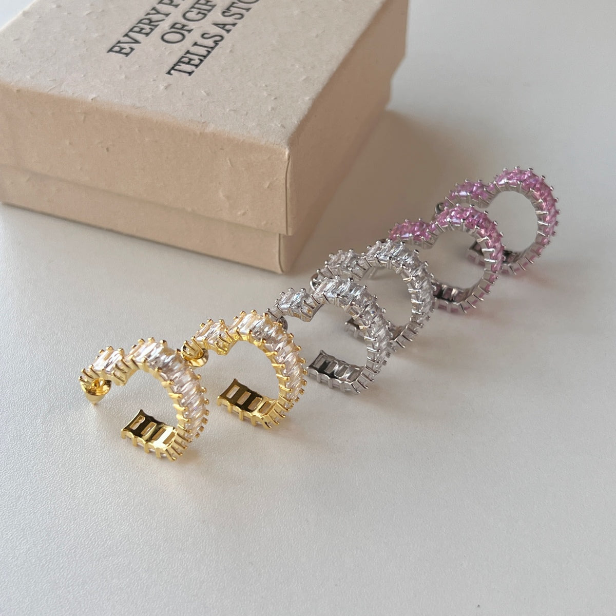 [Windsor Jewelry]Radiant Heart Cutout Earrings